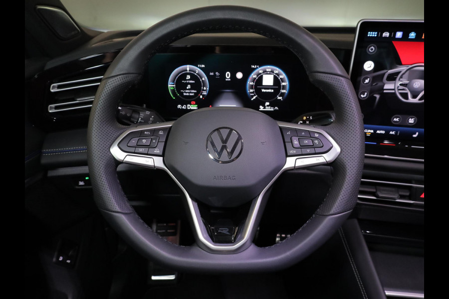 Volkswagen Tiguan 1.5 eHybrid R-Line Edition 272 pk Automaat (DSG) | Verlengde garantie | Navigatie | Parkeersensoren (Park assist) | Rondomzicht camera | Stoelverwarming v/a | Black Style pakket | R-Line |