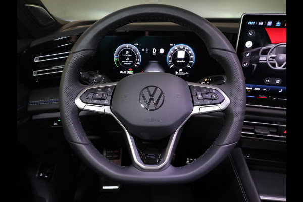Volkswagen Tiguan 1.5 eHybrid R-Line Edition 272 pk Automaat (DSG) | Verlengde garantie | Navigatie | Parkeersensoren (Park assist) | Rondomzicht camera | Stoelverwarming v/a | Black Style pakket | R-Line |