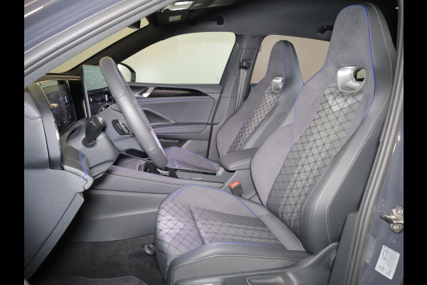 Volkswagen Tiguan 1.5 eHybrid R-Line Edition 272 pk Automaat (DSG) | Verlengde garantie | Navigatie | Parkeersensoren (Park assist) | Rondomzicht camera | Stoelverwarming v/a | Black Style pakket | R-Line |