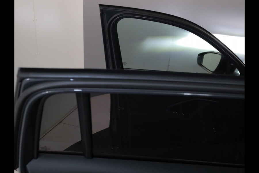 Volkswagen Tiguan 1.5 eHybrid R-Line Edition 272 pk Automaat (DSG) | Verlengde garantie | Navigatie | Parkeersensoren (Park assist) | Rondomzicht camera | Stoelverwarming v/a | Black Style pakket | R-Line |