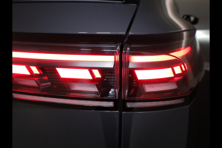 Volkswagen Tiguan 1.5 eHybrid R-Line Edition 272 pk Automaat (DSG) | Verlengde garantie | Navigatie | Parkeersensoren (Park assist) | Rondomzicht camera | Stoelverwarming v/a | Black Style pakket | R-Line |