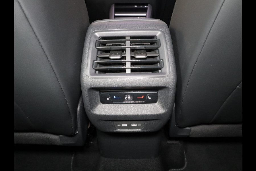 Volkswagen Tiguan 1.5 eHybrid R-Line Edition 272 pk Automaat (DSG) | Verlengde garantie | Navigatie | Parkeersensoren (Park assist) | Rondomzicht camera | Stoelverwarming v/a | Black Style pakket | R-Line |