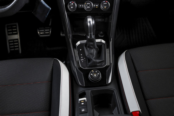 Volkswagen T-Roc 2.0 TSI 190 PK 4Motion Sport - Automaat Orig. NL | S/K-Panodak | Adapt. Cruise | Stoelverw. | PDC | NAV + App. Connect | ECC | Afn. Trekhaak | DAB | LM 17" |