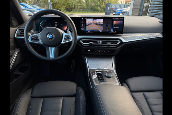 BMW 3 Serie Touring 320d xDrive M-SPORT ** LED, NAVI+, LEDER, PANORAMA, H&K, HuD, TREKH, 19-inch LMV ** 1e EIG - UNFALLFREI ** ** INFORMEER OOK NAAR ONZE AANTREKKELIJKE FINANCIAL-LEASE TARIEVEN **