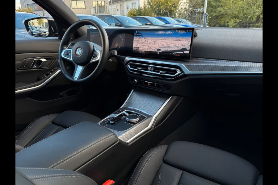 BMW 3 Serie Touring 320d xDrive M-SPORT ** LED, NAVI+, LEDER, PANORAMA, H&K, HuD, TREKH, 19-inch LMV ** 1e EIG - UNFALLFREI ** ** INFORMEER OOK NAAR ONZE AANTREKKELIJKE FINANCIAL-LEASE TARIEVEN **