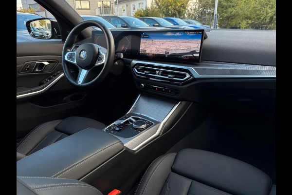 BMW 3 Serie Touring 320d xDrive M-SPORT ** LED, NAVI+, LEDER, PANORAMA, H&K, HuD, TREKH, 19-inch LMV ** 1e EIG - UNFALLFREI ** ** INFORMEER OOK NAAR ONZE AANTREKKELIJKE FINANCIAL-LEASE TARIEVEN **