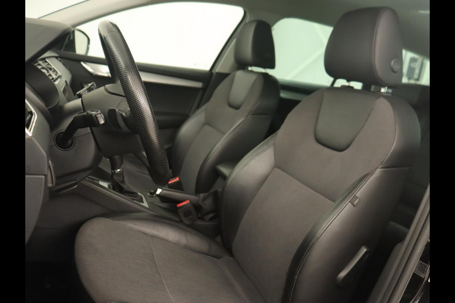 Škoda Octavia 1.6 TDI Greentech Clever Edition | Automaat | Carplay | Stoelverwarming | Navigatie | Cruise control | Climate control | Half leder