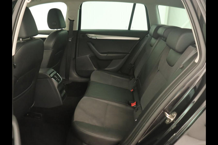Škoda Octavia 1.6 TDI Greentech Clever Edition | Automaat | Carplay | Stoelverwarming | Navigatie | Cruise control | Climate control | Half leder