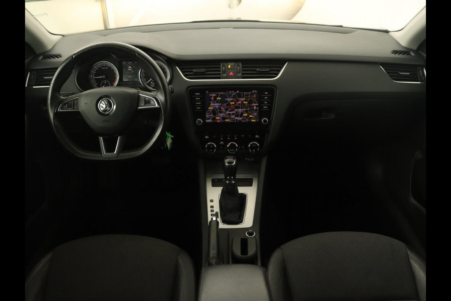 Škoda Octavia 1.6 TDI Greentech Clever Edition | Automaat | Carplay | Stoelverwarming | Navigatie | Cruise control | Climate control | Half leder