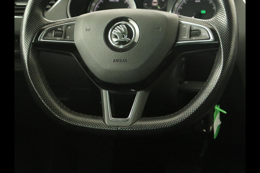 Škoda Octavia 1.6 TDI Greentech Clever Edition | Automaat | Carplay | Stoelverwarming | Navigatie | Cruise control | Climate control | Half leder