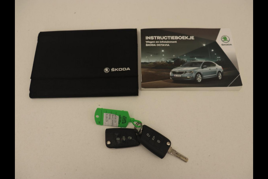 Škoda Octavia 1.6 TDI Greentech Clever Edition | Automaat | Carplay | Stoelverwarming | Navigatie | Cruise control | Climate control | Half leder