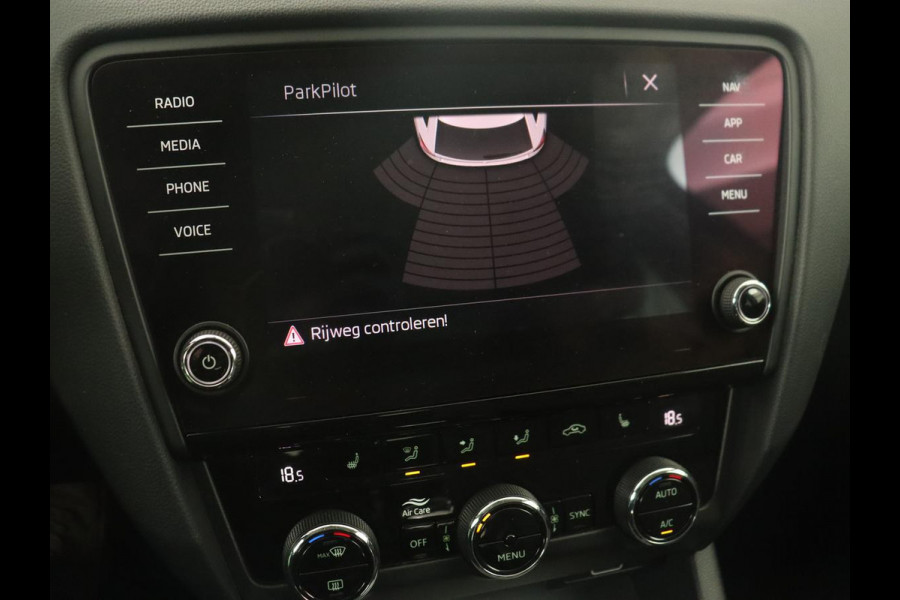 Škoda Octavia 1.6 TDI Greentech Clever Edition | Automaat | Carplay | Stoelverwarming | Navigatie | Cruise control | Climate control | Half leder