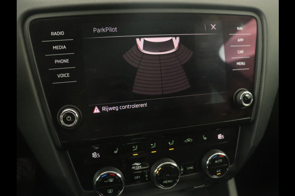 Škoda Octavia 1.6 TDI Greentech Clever Edition | Automaat | Carplay | Stoelverwarming | Navigatie | Cruise control | Climate control | Half leder