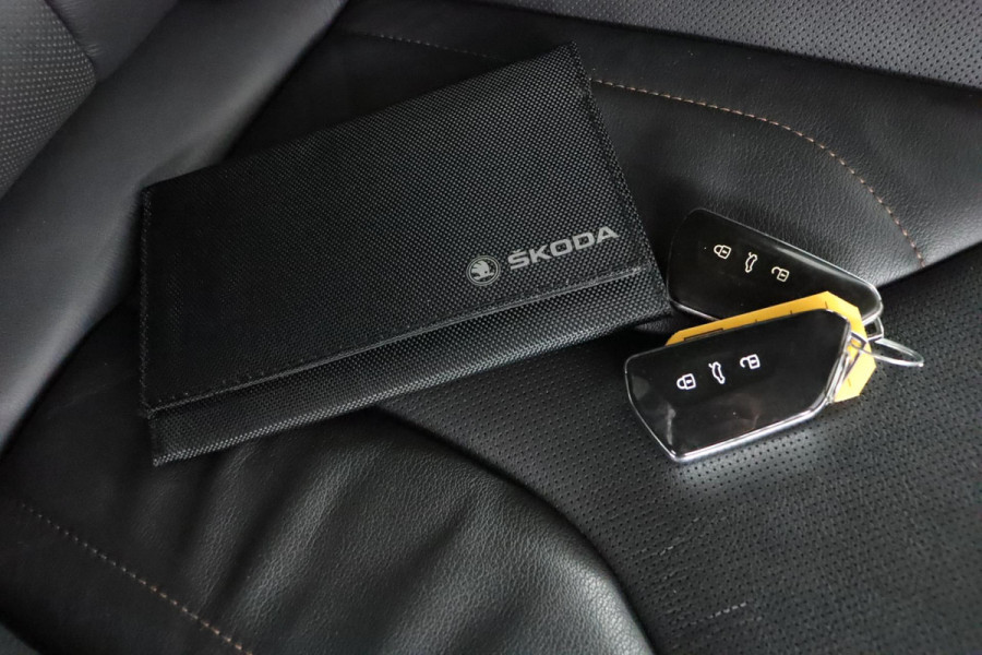 Škoda ENYAQ iV 80 Founders Edition Black|Leer|SOH 93%|Camera|Stoelverwarming