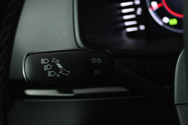 Škoda Karoq 1.5 TSI ACT Sportline Business (PANORAMADAK, DIGITALE COCKPIT, ACHTERUITRIJCAMERA, STOELVERWARMING, CRUISE ADAPTIEF)