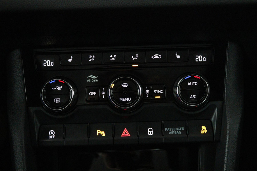 Škoda Karoq 1.5 TSI ACT Sportline Business (PANORAMADAK, DIGITALE COCKPIT, ACHTERUITRIJCAMERA, STOELVERWARMING, CRUISE ADAPTIEF)