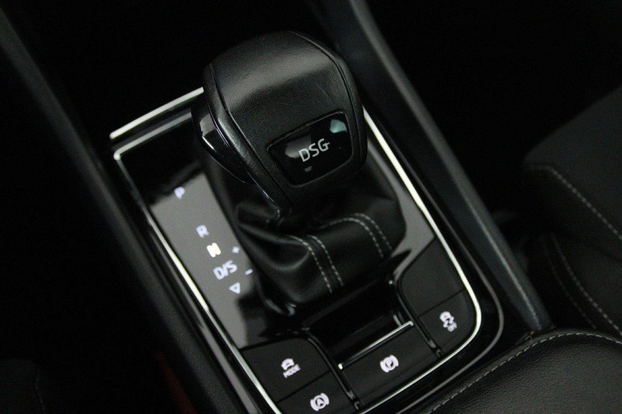 Škoda Karoq 1.5 TSI ACT Sportline Business (PANORAMADAK, DIGITALE COCKPIT, ACHTERUITRIJCAMERA, STOELVERWARMING, CRUISE ADAPTIEF)