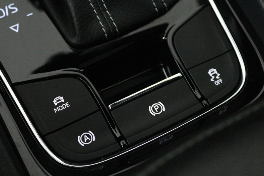 Škoda Karoq 1.5 TSI ACT Sportline Business (PANORAMADAK, DIGITALE COCKPIT, ACHTERUITRIJCAMERA, STOELVERWARMING, CRUISE ADAPTIEF)