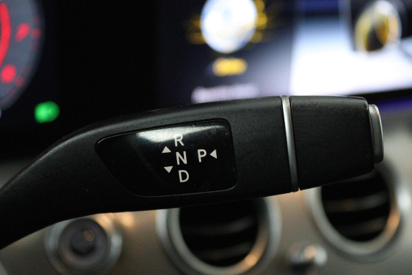 Mercedes-Benz E-Klasse 200 Business Solution AMG (STOELVERWARMING, ACHTERUITRIJCAMERA, SFEERVERLICHTING, PARKEERSENSOREN)