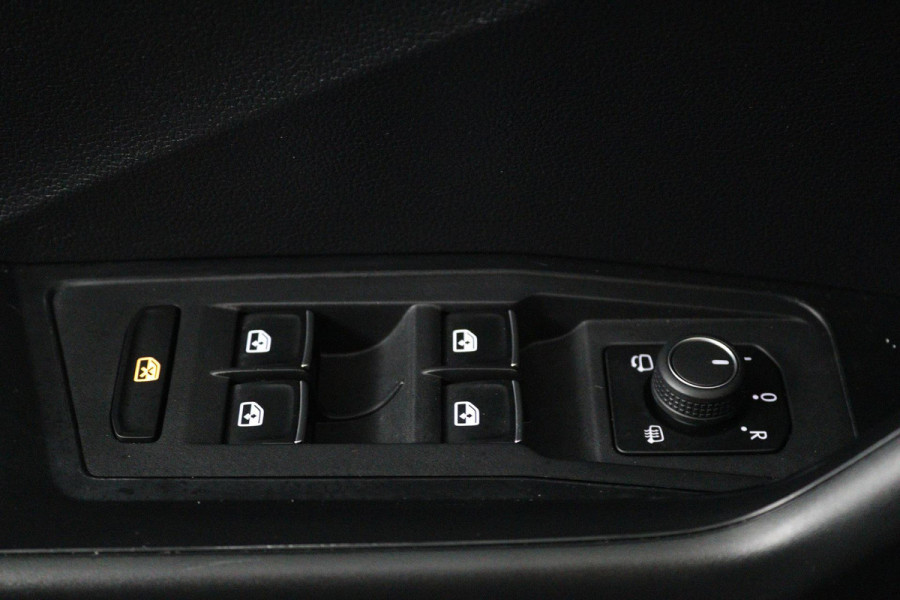 Volkswagen T-Roc 1.0 TSI Style Business (TREKHAAK, PARKEERSENSOREN, CRUISE ADAPTIEF, STOELVERWARMING, NAVIGATIE CARPLAY)