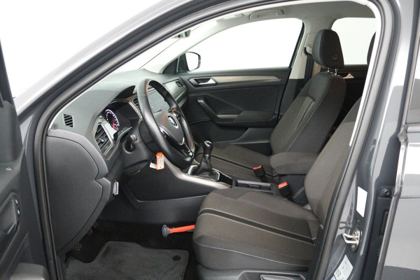 Volkswagen T-Roc 1.0 TSI Style Business (TREKHAAK, PARKEERSENSOREN, CRUISE ADAPTIEF, STOELVERWARMING, NAVIGATIE CARPLAY)
