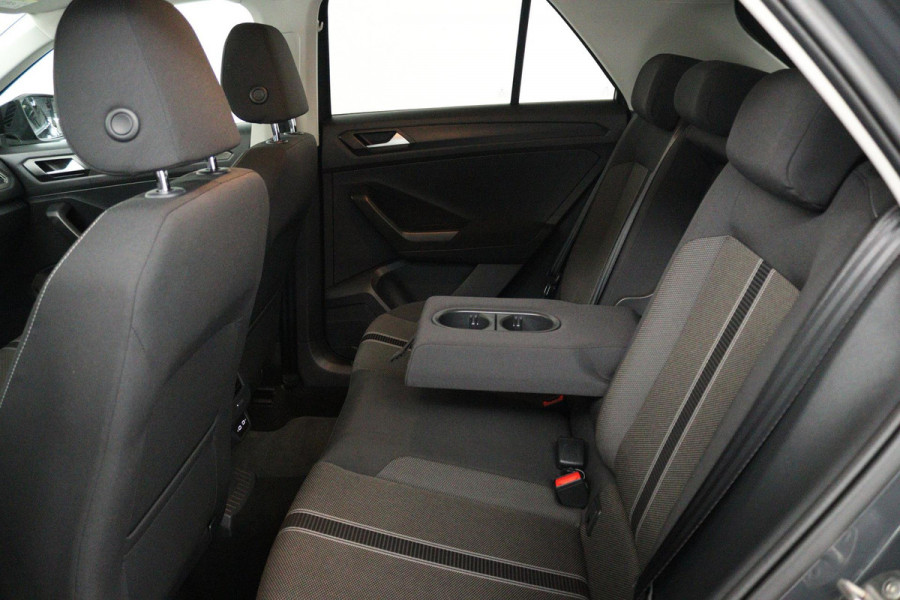 Volkswagen T-Roc 1.0 TSI Style Business (TREKHAAK, PARKEERSENSOREN, CRUISE ADAPTIEF, STOELVERWARMING, NAVIGATIE CARPLAY)