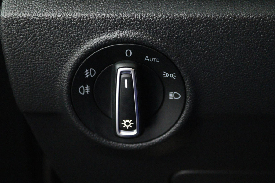 Volkswagen T-Roc 1.0 TSI Style Business (TREKHAAK, PARKEERSENSOREN, CRUISE ADAPTIEF, STOELVERWARMING, NAVIGATIE CARPLAY)