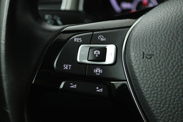 Volkswagen T-Roc 1.0 TSI Style Business (TREKHAAK, PARKEERSENSOREN, CRUISE ADAPTIEF, STOELVERWARMING, NAVIGATIE CARPLAY)