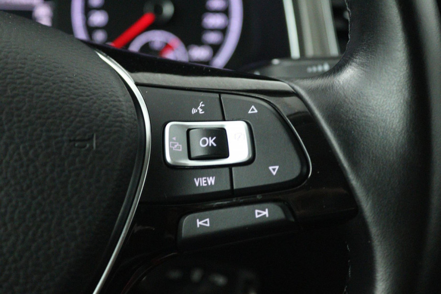 Volkswagen T-Roc 1.0 TSI Style Business (TREKHAAK, PARKEERSENSOREN, CRUISE ADAPTIEF, STOELVERWARMING, NAVIGATIE CARPLAY)
