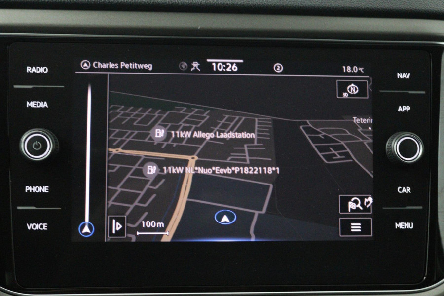 Volkswagen T-Roc 1.0 TSI Style Business (TREKHAAK, PARKEERSENSOREN, CRUISE ADAPTIEF, STOELVERWARMING, NAVIGATIE CARPLAY)