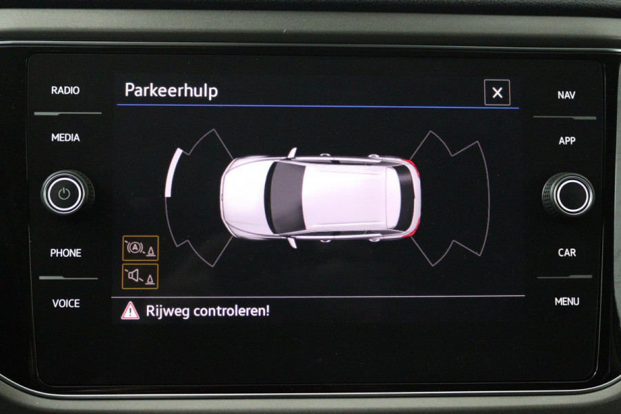 Volkswagen T-Roc 1.0 TSI Style Business (TREKHAAK, PARKEERSENSOREN, CRUISE ADAPTIEF, STOELVERWARMING, NAVIGATIE CARPLAY)