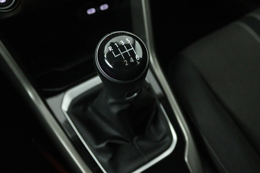 Volkswagen T-Roc 1.0 TSI Style Business (TREKHAAK, PARKEERSENSOREN, CRUISE ADAPTIEF, STOELVERWARMING, NAVIGATIE CARPLAY)