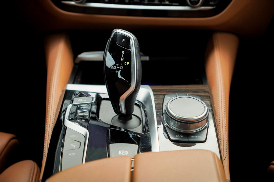 BMW 5 Serie 530e iPerformance High Executive / Adaptive / HUD / Comfortstoelen / Drive Assist Pro