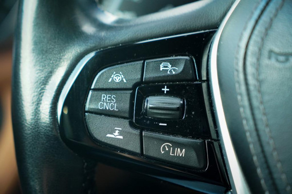 BMW 5 Serie 530e iPerformance High Executive / Adaptive / HUD / Comfortstoelen / Drive Assist Pro