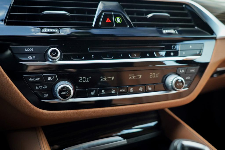 BMW 5 Serie 530e iPerformance High Executive / Adaptive / HUD / Comfortstoelen / Drive Assist Pro