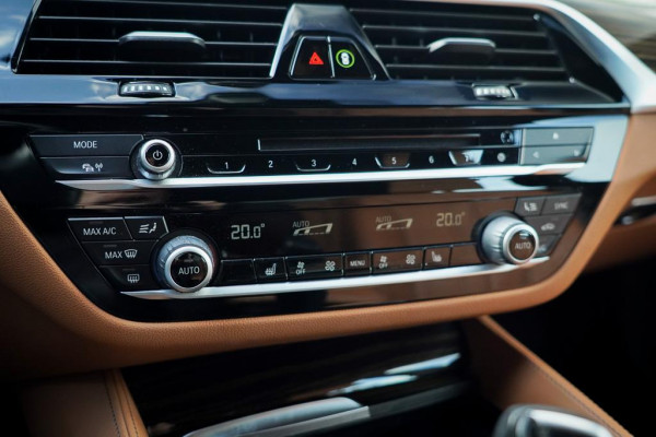 BMW 5 Serie 530e iPerformance High Executive / Adaptive / HUD / Comfortstoelen / Drive Assist Pro