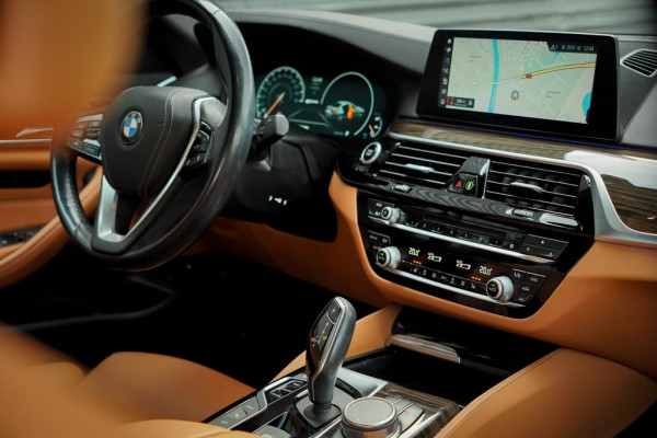 BMW 5 Serie 530e iPerformance High Executive / Adaptive / HUD / Comfortstoelen / Drive Assist Pro