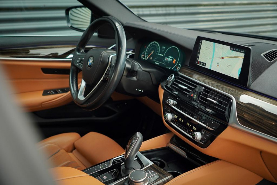 BMW 5 Serie 530e iPerformance High Executive / Adaptive / HUD / Comfortstoelen / Drive Assist Pro