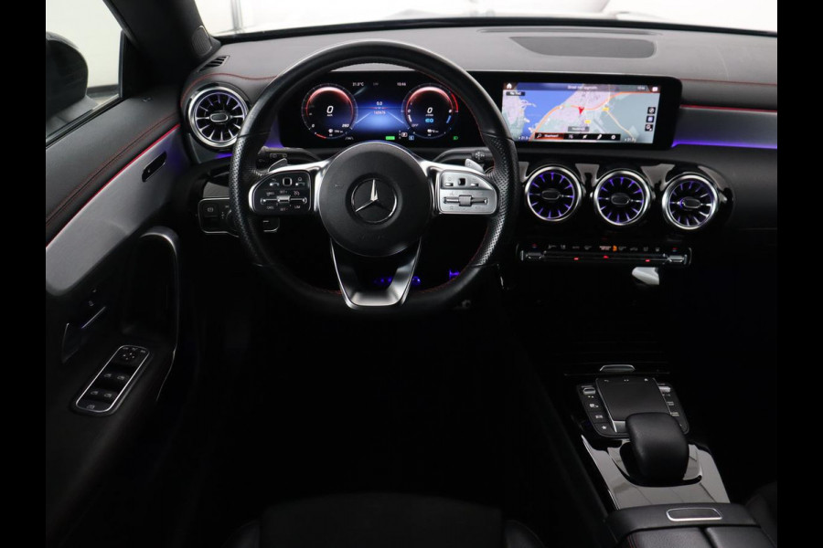 Mercedes-Benz CLA-Klasse 250e AMG Limited | Panoramadak | Carplay | Stoelverwarming | Camera | Sfeerverlichting | Leder/Alcantara | Widescreen | Keyless | Matrix LED | Navigatie | PHEV | Plug In