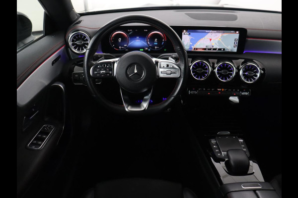 Mercedes-Benz CLA-Klasse 250e AMG Limited | Panoramadak | Carplay | Stoelverwarming | Camera | Sfeerverlichting | Leder/Alcantara | Widescreen | Keyless | Matrix LED | Navigatie | PHEV | Plug In