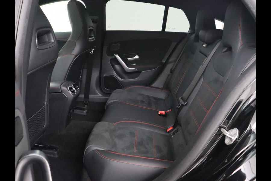 Mercedes-Benz CLA-Klasse 250e AMG Limited | Panoramadak | Carplay | Stoelverwarming | Camera | Sfeerverlichting | Leder/Alcantara | Widescreen | Keyless | Matrix LED | Navigatie | PHEV | Plug In
