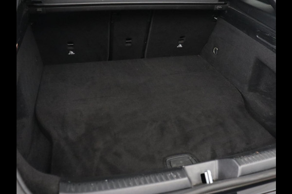 Mercedes-Benz CLA-Klasse 250e AMG Limited | Panoramadak | Carplay | Stoelverwarming | Camera | Sfeerverlichting | Leder/Alcantara | Widescreen | Keyless | Matrix LED | Navigatie | PHEV | Plug In
