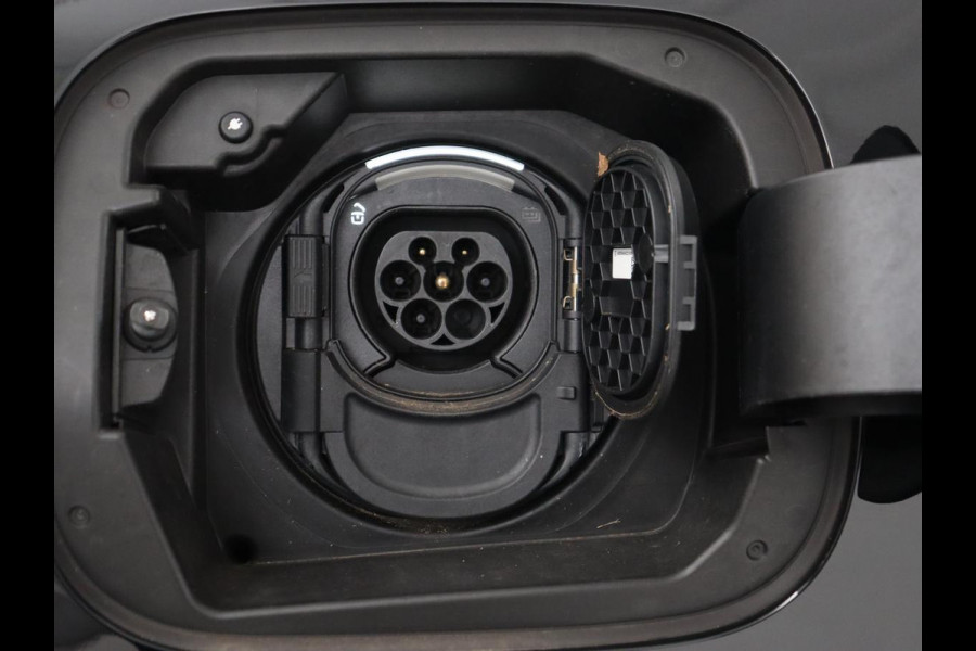 Mercedes-Benz CLA-Klasse 250e AMG Limited | Panoramadak | Carplay | Stoelverwarming | Camera | Sfeerverlichting | Leder/Alcantara | Widescreen | Keyless | Matrix LED | Navigatie | PHEV | Plug In