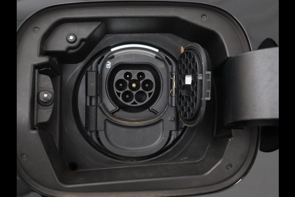 Mercedes-Benz CLA-Klasse 250e AMG Limited | Panoramadak | Carplay | Stoelverwarming | Camera | Sfeerverlichting | Leder/Alcantara | Widescreen | Keyless | Matrix LED | Navigatie | PHEV | Plug In