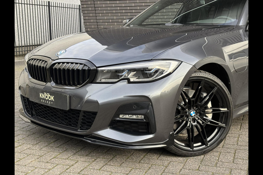 BMW 3 Serie Touring 330e M Sport / Panodak / Alcantara / Laser licht / 20"