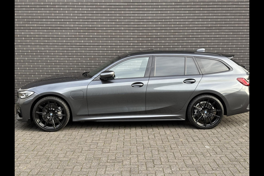 BMW 3 Serie Touring 330e M Sport / Panodak / Alcantara / Laser licht / 20"