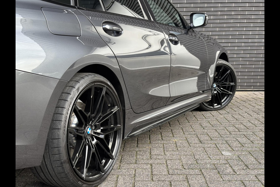 BMW 3 Serie Touring 330e M Sport / Panodak / Alcantara / Laser licht / 20"