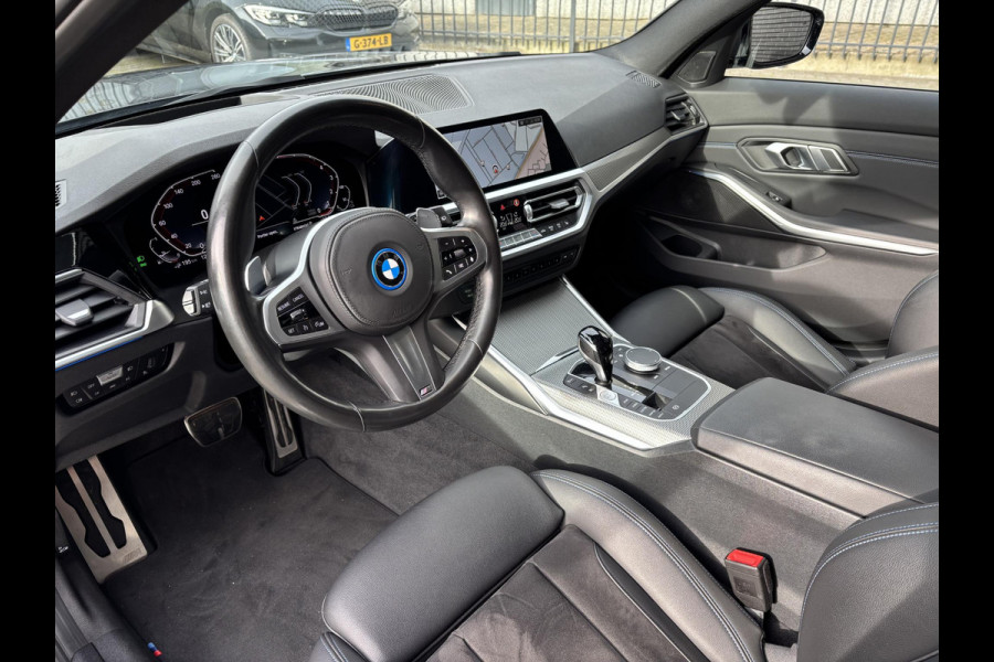 BMW 3 Serie Touring 330e M Sport / Panodak / Alcantara / Laser licht / 20"