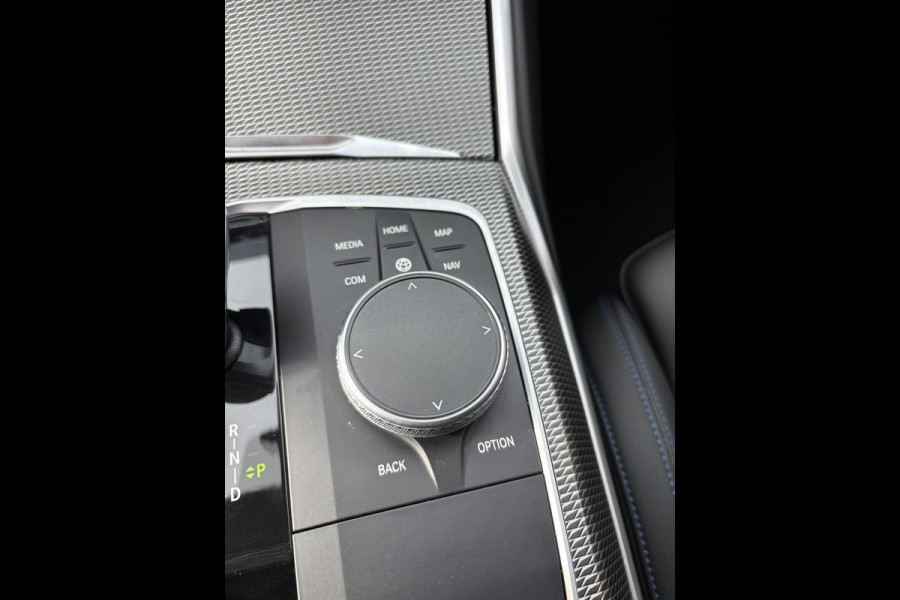BMW 3 Serie Touring 330e M Sport / Panodak / Alcantara / Laser licht / 20"