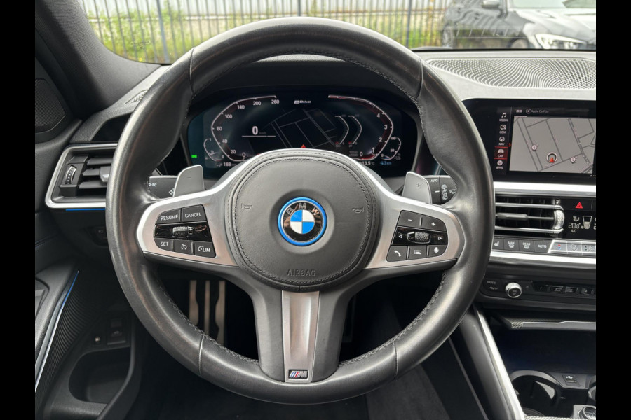 BMW 3 Serie Touring 330e M Sport / Panodak / Alcantara / Laser licht / 20"